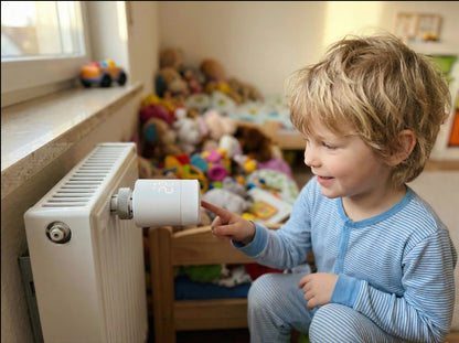 Kind zeigt auf Heizvolt Thermostat